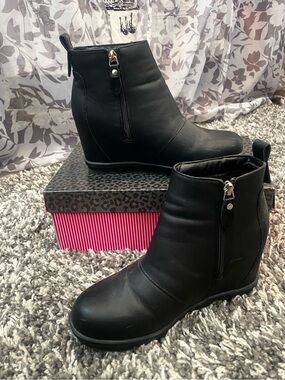 Classic Black Women's Ankle Boot with Side Zip, Sz 8